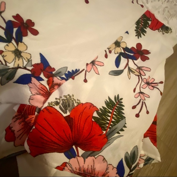 FLORAL LACE BACKLESS ROMPER - Picture 7 of 8